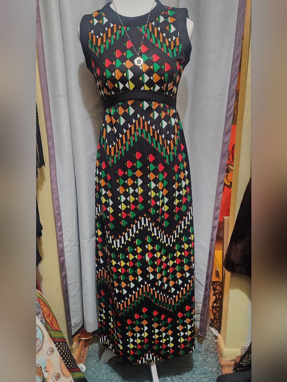 A 70's Leslie Fay classic! Poly knit, back Talon zip with bold geo print!